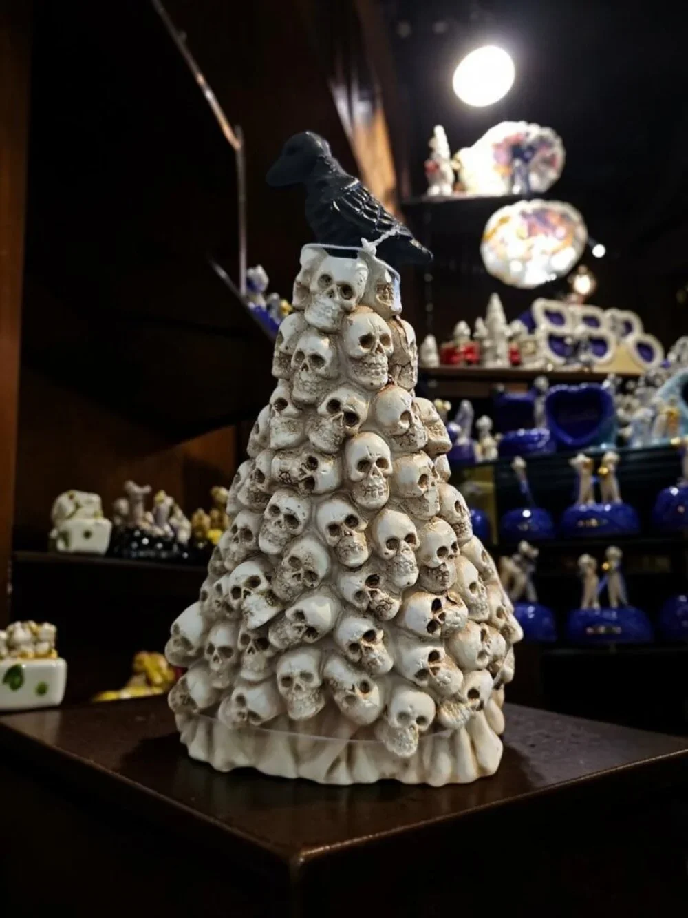 Halloween Skull Tree LED – Stacked Skulls with Crow Figurine – Spooky Gothic Déc